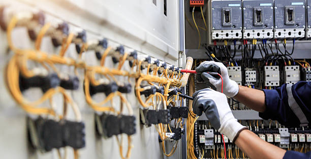 Professional Electrician technician working in Hull, IA
